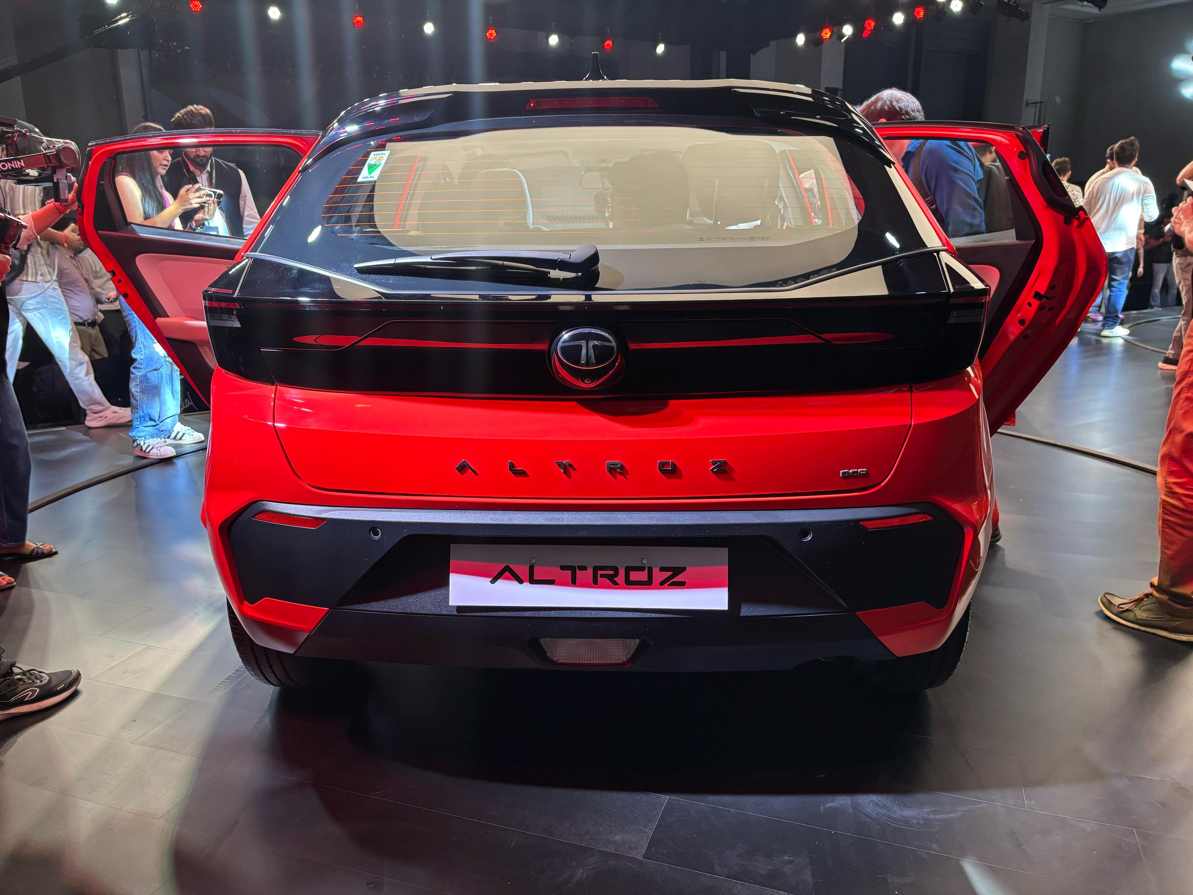 Tata Altroz Facelift: स्टाइलिश लुक के साथ टाटा ने लॉन्च की नई 'अल्ट्रोज', फीचर्स में हुआ जबरदस्त बदलाव, जानें कितनी है कीमत