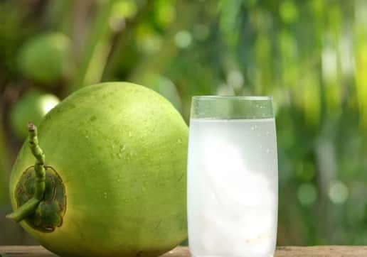 नारियल पानी: सुबह 10 बजे से दोपहर 1 बजे के बीच नारियल पानी पी सकते हैं. 1 नारियल का पानी आपके लिए काफी है. ये शरीर को हीट स्ट्रोक से बचाता है.