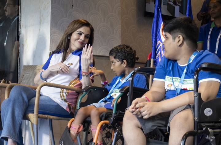 संघाच्या मालकीण नीता अंबानी आणि त्यांचा मुलगा आकाश अंबानी हे अनेकदा मुंबई इंडियन्सच्या सामन्यात दिसले.