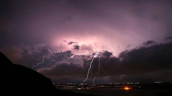 आंधी-तूफान के समय जो लोग बाइक से जा रहे हों. उन्हें कहीं सुरक्षित जगह पर खड़े हो जाना चाहिए और साथ ही अपना चेहरा ढक लेना चाहिए. अगर आपने हेलमेट पहन रखा है तो उसे उतारने की गलती न करें. इससे आप सुरक्षित रहेंगें.