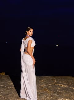 Cannes 2025: समंदर किनारे, सफेद साड़ी और पर्पल नेकलेस पहन खूब इठलाई जाह्नवी कपूर, फैंस बोले- श्रीदेवी के 'चांदनी' लुक को दिया ट्रिब्यूट