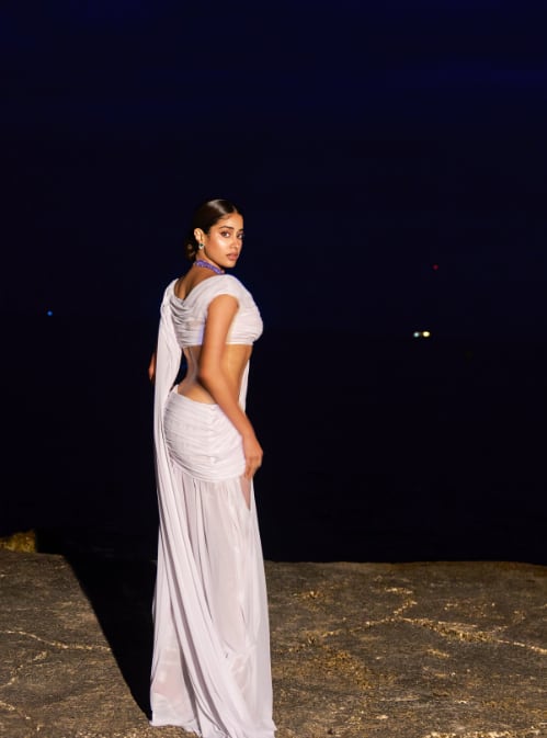 काली रात में समंदर के किनारे ट्रांसपेरेंट सफेद साड़ी पहने जाह्नवी कैमरे के सामने पोज देते हुए बेहद खूबसूरत लग रही हैं.