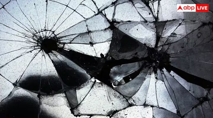 वास्तूशास्त्रानुसार, तुटलेली काच घरात नकारात्मक ऊर्जा निर्माण करते. यामुळे मानसिक तणाव, अशांती आणि कुटुंबात वाद निर्माण होण्याची शक्यता वाढते.