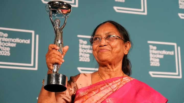 बुकर पुरस्कार हा आंतरराष्ट्रीय पुरस्कार सोहळा आहे, प्रत्येक वर्षी एका सर्वश्रेष्ठ लेखकाला दिला जातो. साहित्या आणि कादंबरी अशा लेखकांसाठी हा पुरस्कार 1969 साली स्थापना करण्यात आली होती.