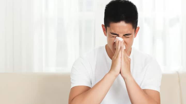 ওই যুবক চিকিৎসকদের জানান, হাঁচি আটকাতে মুখ বন্ধ করে নাকের উপর চিমটি কাটেন তিনি। তার ঠিক পর থেকেই অসহ্য যন্ত্রণা শুরু হয়। গাড়ি চালাচ্ছিলেন সেই সময়। শরীরে খড় জ্বর বা অ্যালার্জিক রাইনাইটিস ছিল তাঁর। হাঁচি, কাশি চলছিল।