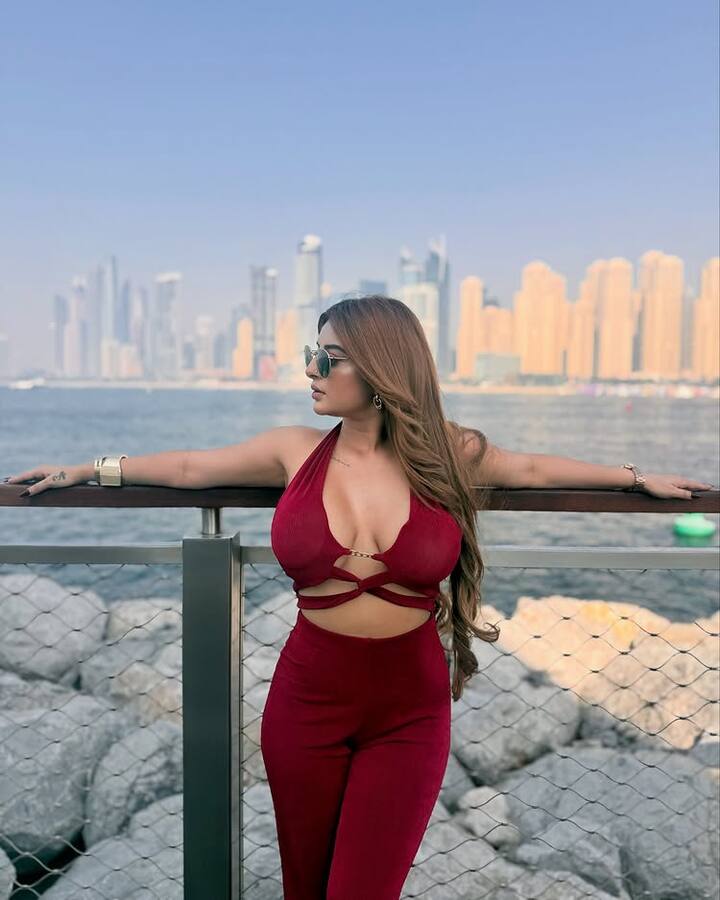 ફેશન સેન્સ ધરાવતી અંકિતા દવે દરરોજ પોતાની બોલ્ડ તસવીરોથી ફેન્સને ચોંકાવતી રહે છે. તો બીજી તરફ, ચાહકોના હૃદયના ધબકારા વધી ગયા છે અને તેની તસવીરો પર ઘણા બધા હાર્ટ અને ફાયર ઇમોજીસ પોસ્ટ કરી રહ્યા છે.