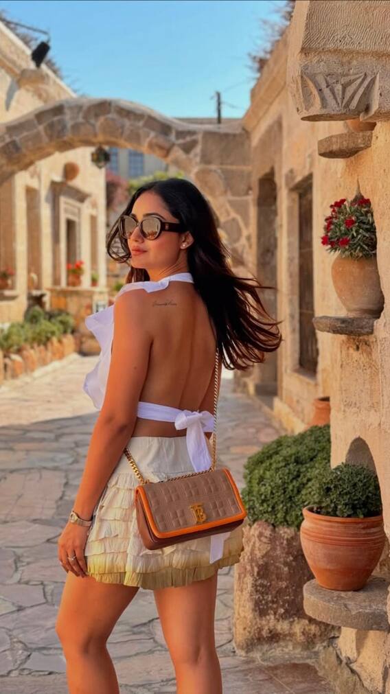 वेकेशन पर पहनें त्रिधा चौधरी जैसी ड्रेस, लगेंगी बेहद खूबसूरत