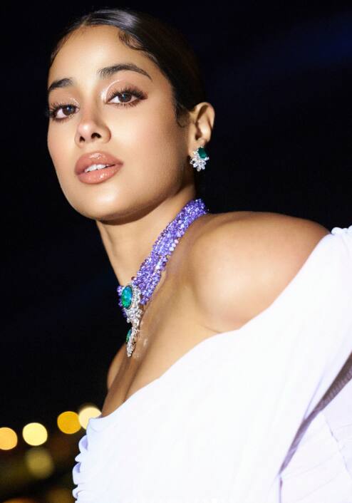 एक्ट्रेस की तस्वीरें अब सोशल मीडिया पर तहलका मचा रही हैं.