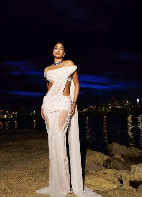 जाह्नवी ने इस दौरान अपनी टोन्ड फिगर भी फ्लॉन्ट की.