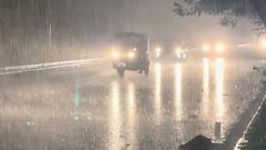 Noida Weather News: मौसम ने ली करवट, तेज आंधी और बारिश ने ली स्कूल टीचर की जान, जानें मौसम का हाल