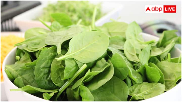 ऑलिव ऑयल के साथ पालक खाने से लिवर की हेल्थ बूस्ट होती है. पालक में क्लोरोफिल काफी ज्यादा होता है, जो विषाक्त पदार्थों को बाहर निकालने और लिवर में फैट को कम करने में मदद कर सकता है. ऑलिव ऑयल (जैतून का तेल) खासकर एक्स्ट्रा वर्जिन मोनोअनसैचुरेटेड फैट से भरा होता है, जो लिपिड मेटाबॉलिज्म और इंसुलिन सेंसिटिविटी को बेहतर बनाता है.