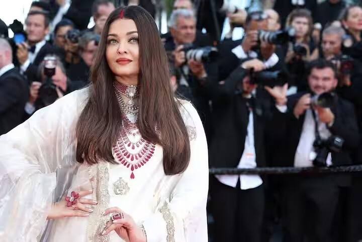 ऐश्वर्यानं ही साडी मॅचिंग फुल स्लीव्हज ब्लाउजसोबत नेसली होती. तिच्या ब्लाऊजच्या बाहीवर सोनेरी भरतकाम होतं.