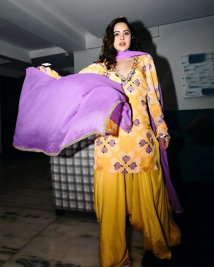 अगर आपको भी सूट सलवार पहनने का शौक है, तो आप भी उर्फी के इस पीले कलर के सलवार सूट से एक आईडिया ले सकती हैं. इससे आपका रंग निखरकर सामने आएगा.