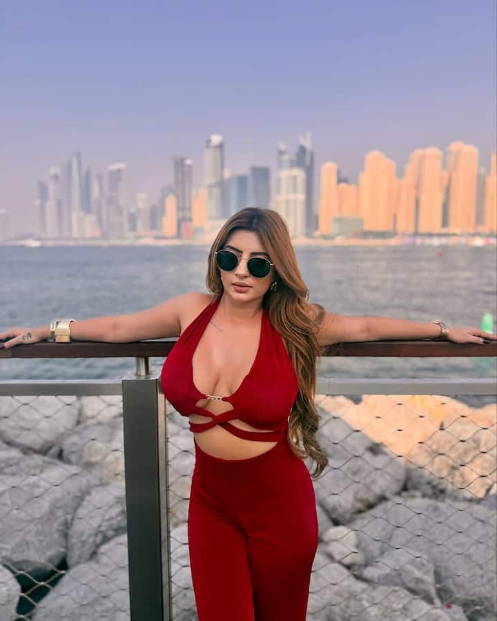 અંકિતા દવે ગાયક અલકા યાજ્ઞિક અને સંભવ જૈનના મ્યુઝિક વિડિયો 'ઓ મા' અને મટકની કે મટકે, તેરી ખતા, ખાકી, ચિકન કરી, સિદ્ધુ, ગાચી, પાઠશાલા 2, કંગન અને ચરમસુખ જેવી વેબ સિરીઝમાં જોવા મળી છે.