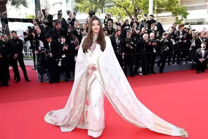 ऐश्वर्या रायनं कान्स 2025 साठी रॉयल लूक निवडला. मनीष मल्होत्रानं डिझाइन केलेली व्हाईट बनारसी साडी, ऐश्वर्यानं रेड कार्पेटवर फ्लॉन्ट केली. ऐश्वर्या अत्यंत सुंदर दिसत होती.