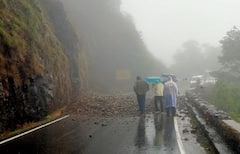 आंबोली घाटात दरड कोसळली, वाहनांच्या रांगा लागल्या; एकेरी वाहतूक सुरु, प्रवासी ताटकळले