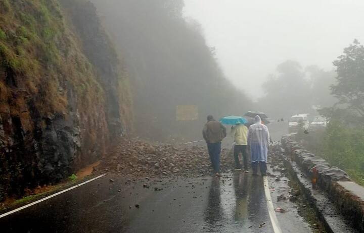 मुसळधार पावसामुळे डोंगरावरून 40 फूट मोहरीच्या ठिकाणी दरड कोसळल्याने दोन्ही बाजूने वाहनांची मोठी रांग लागली होती