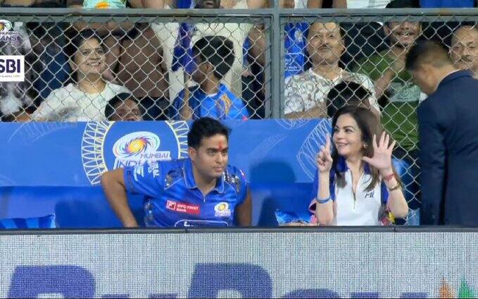 मुंबईच्या विजयानंतर नीता अंबानी यांची अ‍ॅक्शन सोशल मीडियावर व्हायरल होत आहे. ज्यामध्ये यांनी आपल्या हाताने सहा नंबर दाखवला.