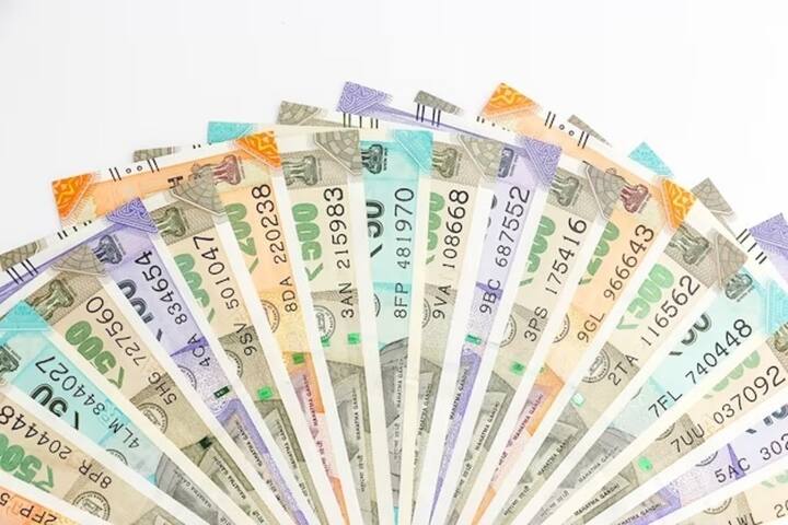 8th Pay Commission latest update 2025: કેન્દ્ર સરકારના લાખો કર્મચારીઓ અને પેન્શનરો માટે આશાનું કિરણ લઈને આવી રહેલા ૮મા પગાર પંચ અંગેની ચર્ચાઓ હાલ તેજ બની છે. આ સમયે સૌથી વધુ ચર્ચામાં રહેલો મુદ્દો છે 'ફિટમેન્ટ ફેક્ટર', જેના પર કર્મચારીઓના નવા મૂળ પગારનો આધાર છે. કર્મચારીઓ ૨.૮૬ ના ફિટમેન્ટ ફેક્ટરની આશા રાખી રહ્યા છે, પરંતુ શું તેમની આ માંગણીઓ ખરેખર પૂર્ણ થશે કે પછી તેમની આશાઓ ઠગારી નીવડશે?