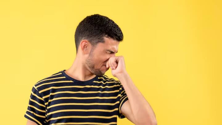 নাকে চিমটি কেটে হাঁচি আটকাতে গিয়েছিলেন। কিন্তু তাতে হিতে বিপরীত হয়। শ্বাসনালিই ছিঁড়ে যায় এক যুবকের।