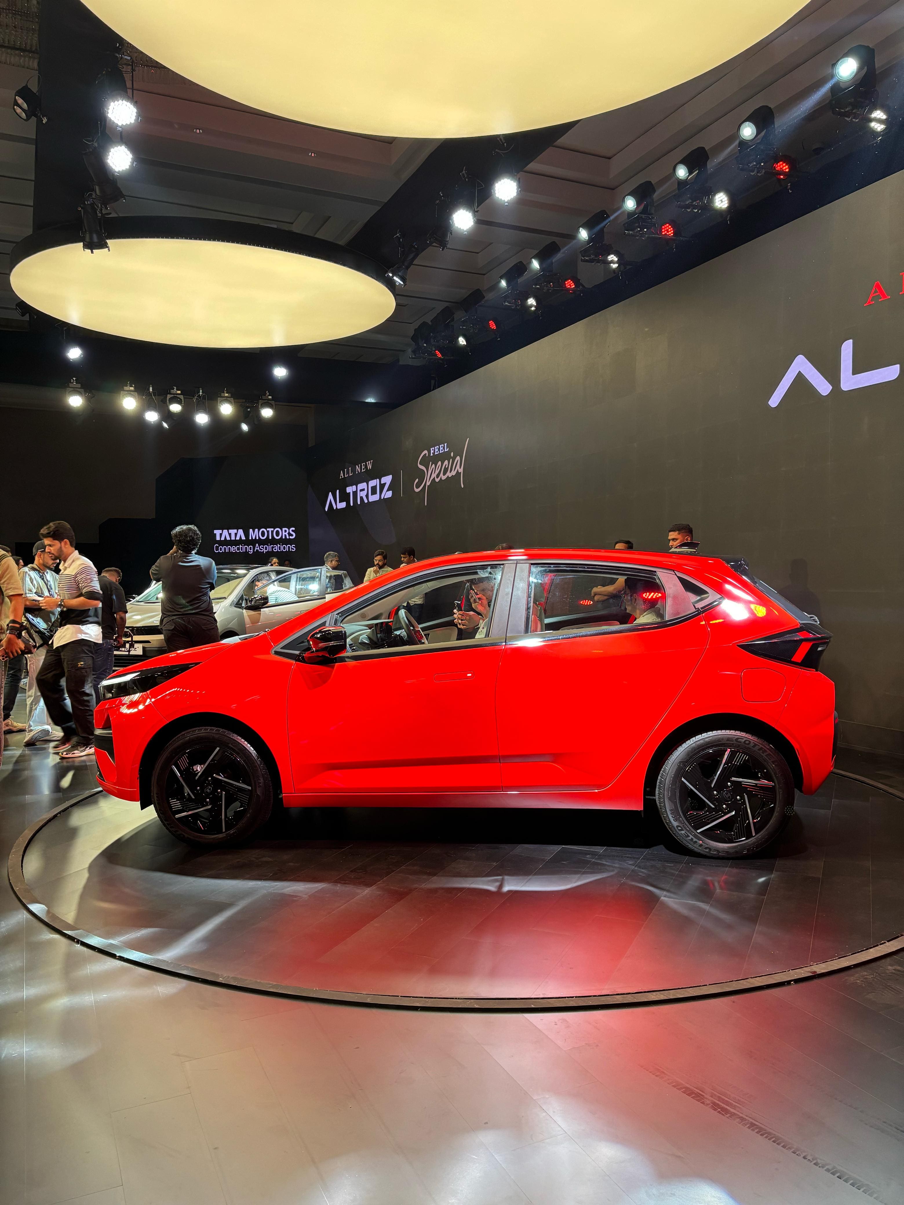 Tata Altroz Facelift: स्टाइलिश लुक के साथ टाटा ने लॉन्च की नई 'अल्ट्रोज', फीचर्स में हुआ जबरदस्त बदलाव, जानें कितनी है कीमत