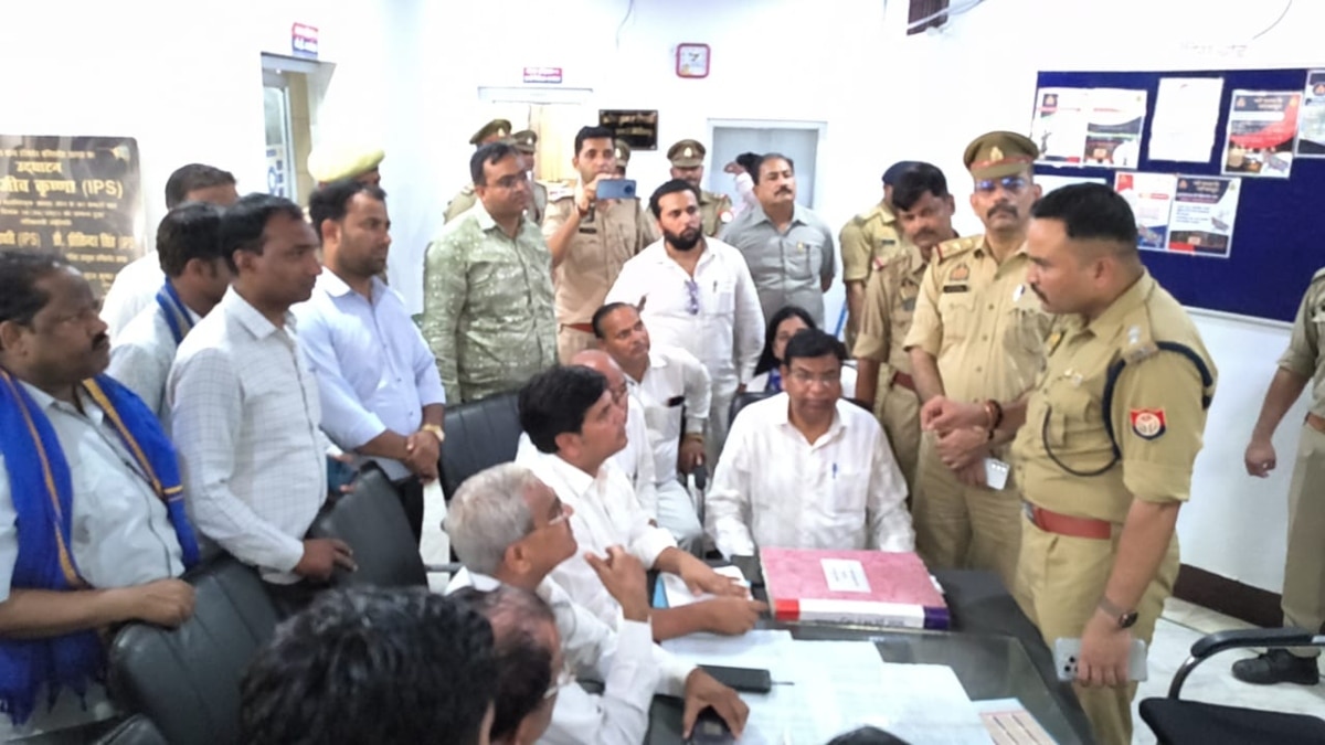 अस्पताल की फर्श पर लगाई भगवान बुद्ध और अंबेडकर की टाइल्स, भीम आर्मी कार्यकर्ताओं ने काटा बवाल