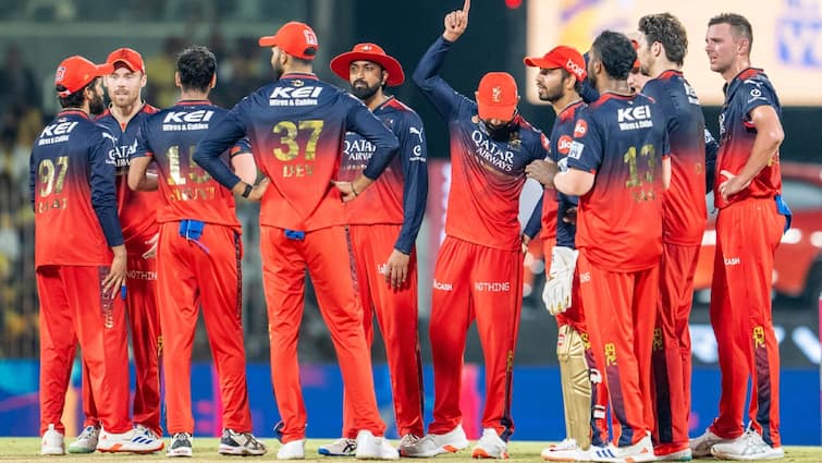 royal challengers bengaluru captain changed for srh match jitesh sharma rcb captain rajat patidar ipl 2025 rcb vs srh IPL 2025 में एक मैच के लिए बदला RCB का कप्तान? रजत पाटीदार क्यों बैठे हैं बाहर; यहां जानें