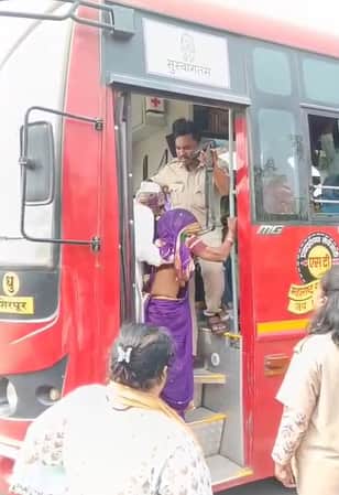 अपमानास्पद वागणूक करत बसमधून आजी-आजोबांना उतरवतानाचा व्हिडिओ सध्या सोशल मिडियावर व्हायरल होत आहे.