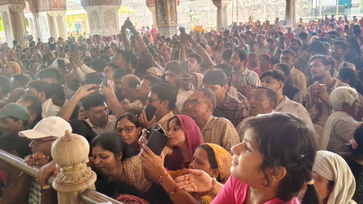 भीषण गर्मी से बचाने के लिए जयपुर के मंदिर में राधारानी-श्रीकृष्ण पर जल वर्षा, जानें क्या है पौराणिक मान्यता?