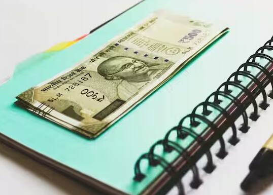 આ યોજનામાં ગ્રાહકો 600 રૂપિયાથી ઓછા રોકાણ કરીને લાખપતિ બની શકે છે. જો તમે 10 વર્ષમાં 1 લાખ રૂપિયા એકઠા કરવા માંગતા હોવ તો આ માટે તમારે દર મહિને 576 રૂપિયાનું રોકાણ કરવું પડશે. આમાં વરિષ્ઠ નાગરિકોને 7.00 ટકાના દરે વ્યાજ મળે છે.