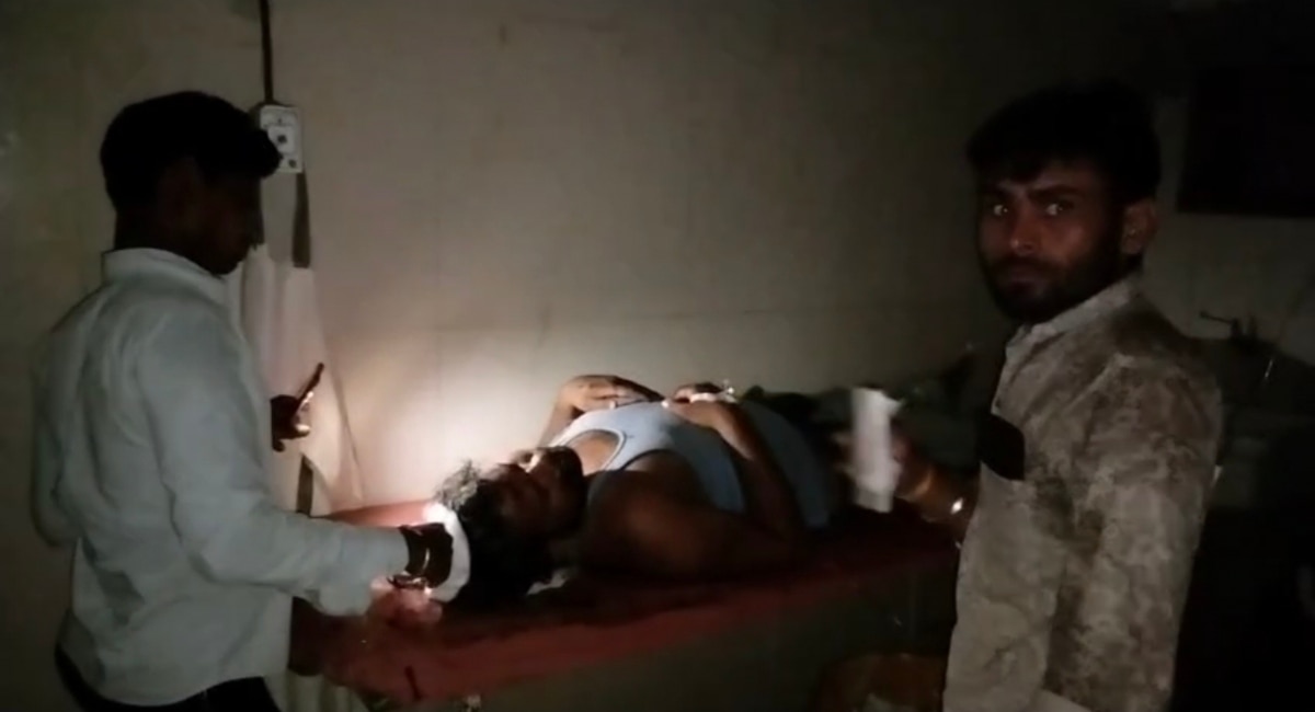 यूपी में फॉल्ट के कारण अंधेरे में डूब गया ट्रामा सेंटर, टॉर्च की रोशनी में हुआ मरीजों का इलाज
