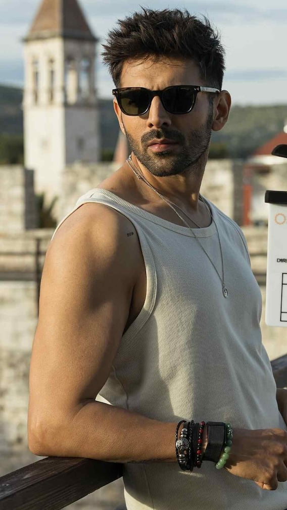 आशिकी मूड से निकले कार्तिक आर्यन, नई फिल्म की शूटिंग शुरू, सेट से आईं तस्वीरें