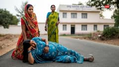 साहब यही है क्या यूपी की स्वास्थ्य व्यवस्था? CHC में खुले में हुआ महिला का प्रसव
