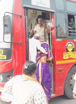 बस खराब झाल्याने दुसऱ्या शिरपूर आगाराच्या बसमध्ये वृद्ध आजी आजोबा चढत असताना हा प्रकार घडला.