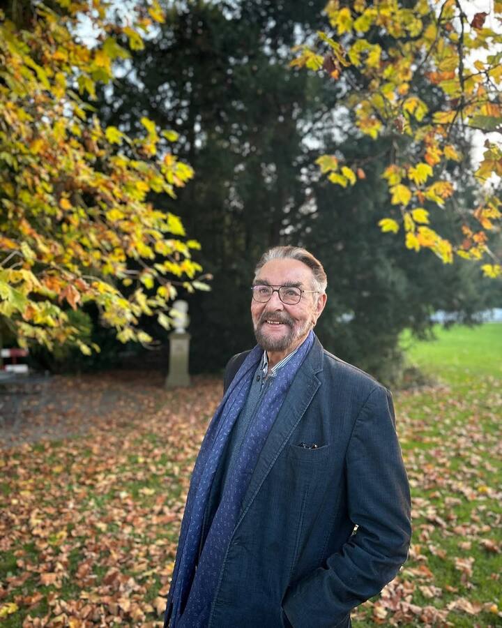 Hearing the question of the host, Kabir Bedi said that, who is the one who is going to promote? Further, then the actor again said that there were many occasions when I was mindless about my choice, but if I see my relationships right, then they were not a one night stand.