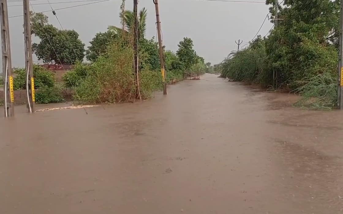 Amreli Rain: ભારે વરસાદને લઈ અમરેલી-કુંકાવાવ સ્ટેટ હાઈવે બંધ, વડેરા-નાના ભંડારીયામાં બારે મેઘ ખાંગા