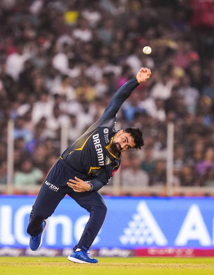 गुजरात टाइटंस का इस सीजन में शानदार प्रदर्शन रहा है. गुजरात के लिए उनके तीन बल्लेबाज, साई सुदर्शन, शुभमन गिल और जोस बटलर ने सबसे ज्यादा रन बनाए हैं. वहीं कुछ बल्लेबाज हैं, जिन्हें कम मौका मिला लेकिन वो उसे भुना नहीं पाए. वहीं गेंदबाजी में भी राशिद खान और ईशांत शर्मा ने निराश किया है.