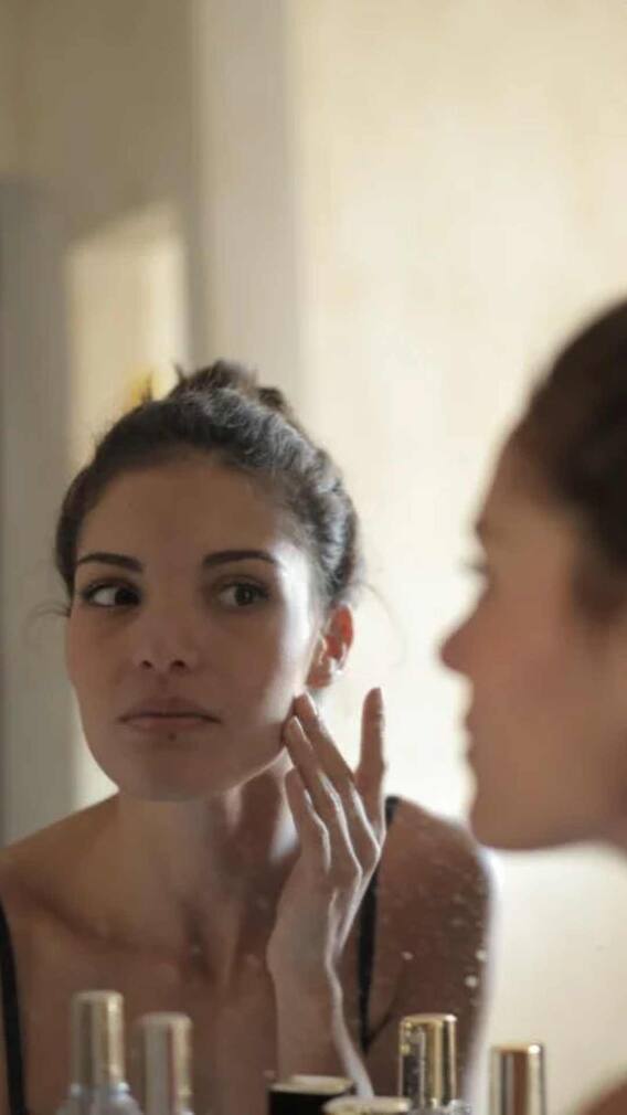 किस विटामिन की कमी से डार्क होने लगती है स्किन