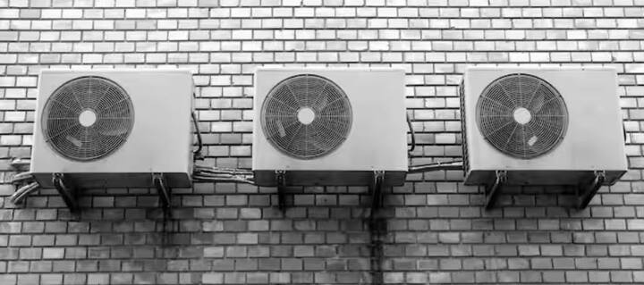 ਗੰਦੇ ਫਿਲਟਰ ਨਾ ਸਿਰਫ਼ ਕੂਲਿੰਗ ਨੂੰ ਪ੍ਰਭਾਵਿਤ ਕਰਦੇ ਹਨ, ਸਗੋਂ ਏਸੀ ਨੂੰ ਜ਼ਿਆਦਾ ਬਿਜਲੀ ਦੀ ਖਪਤ ਵੀ ਕਰਦੇ ਹਨ। ਹਰ 15 ਦਿਨਾਂ ਵਿੱਚ ਇੱਕ ਵਾਰ ਫਿਲਟਰ ਸਾਫ਼ ਕਰਨ ਨਾਲ AC ਦੀ ਕੁਸ਼ਲਤਾ ਵਧਦੀ ਹੈ ਅਤੇ ਬਿਜਲੀ ਦਾ ਬਿੱਲ ਵੀ ਘੱਟ ਜਾਂਦਾ ਹੈ।