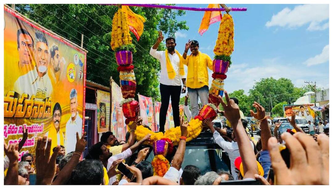 Paritala Sriram:యుద్ధం చేయాల్సి వచ్చినప్పుడు అరచేయి కూడా ఆయుధం అవుతుంది-పరిటాల శ్రీరామ్ సంచలన వ్యాఖ్యలు Paritala Sriram made key remarks at the mini Mahanadu held in Dharmavaram constituency Paritala Sriram:యుద్ధం చేయాల్సి వచ్చినప్పుడు అరచేయి కూడా ఆయుధం అవుతుంది-పరిటాల శ్రీరామ్ సంచలన వ్యాఖ్యలు