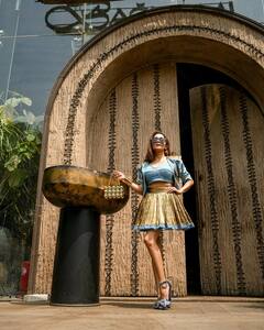 Tina Dutta Photo: શોર્ટ સ્કર્ટમાં ટીના દત્તાએ ટોન્ડ લેગ્સ કર્યા ફ્લોન્ટ