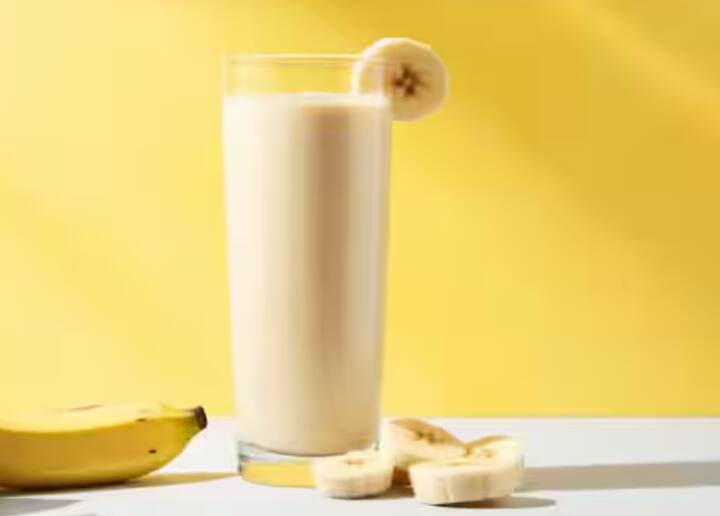 ਬਨਾਨਾ ਸ਼ੇਕ: ਤੁਸੀਂ ਦੁੱਧ ਵਿੱਚ ਕੇਲਾ ਮਿਲਾ ਕੇ ਇੱਕ ਹੈਲਥੀ ਸ਼ੇਕ ਬਣਾ ਸਕਦੇ ਹੋ। ਇਹ ਨਾ ਸਿਰਫ਼ ਸੁਆਦ ਹੁੰਦਾ ਹੈ, ਸਗੋਂ ਇਹ ਕੈਲੋਰੀਆਂ ਅਤੇ ਪੋਸ਼ਣ ਨਾਲ ਵੀ ਭਰਪੂਰ ਹੁੰਦਾ ਹੈ। ਇਸਨੂੰ ਰੋਜ਼ਾਨਾ ਆਪਣੇ ਨਾਸ਼ਤੇ ਵਿੱਚ ਸ਼ਾਮਲ ਕਰੋ।