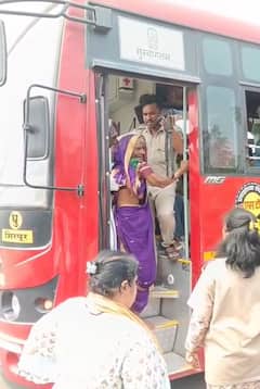 संतापजनक... आजी आजोबांना कंडक्टरकडून अपमानास्पद वागणूक, फुकटचे प्रवासी म्हणत बसमधून खाली उतरवलं!
