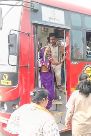 नंदुरबारच्या शिरपूर आगाराच्या बसमध्ये एक संतापजनक प्रकार उघडकीस आला आहे.