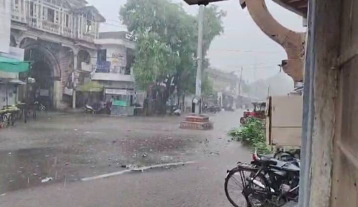 અમરેલી જિલ્લામાં મિની વાવાઝોડા જેવો માહોલ જોવા મળી રહ્યો છે. અમરેલી જિલ્લામાં ગાજવીજ સાથે ધોધમાર વરસાદ વરસ્યો છે. લાઠી અને આસપાસના ગામડાઓમાં પણ  ધોધમાર વરસાદ પડ્યો છે.
