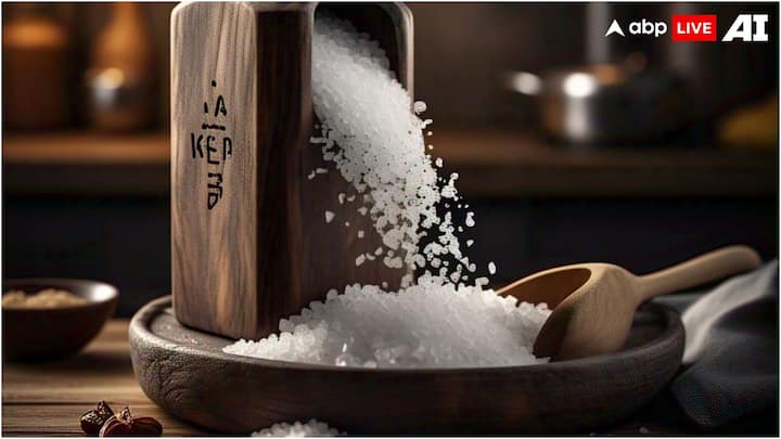 आप उबले हुए आलू का इस्तेमाल करके भी सब्जी में नमक की मात्रा को कम कर सकते हैं. जिस सब्जी में नमक ज्यादा हो गया है, उसमें उबला हुआ आलू मैश करके अच्छे से मिला दें. इससे नमक का टेस्ट सही हो जाएगा.