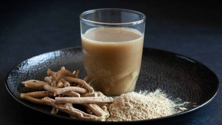 When and How to Sip: Ashwagandha tea is best enjoyed when the body seeks stillness. Morning cups awaken clarity, while twilight sips usher in quietude. It can be taken plain or with warm spices, with or without honey. Loose-leaf infusions or tea bags—each brew invites balance with grace. (Image Source: iStockphoto)