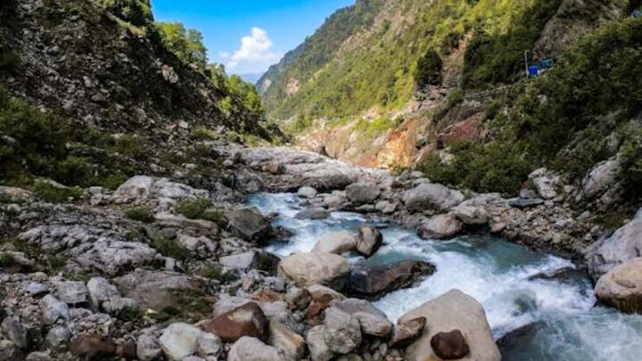 केदारनाथ घूमने के प्लान में आसपास घूमने लायक जगहें भी शामिल करें. जैसे गांधी सरोवर जो केदारनाथ से 3 किमी दूर बर्फीली झील है. इसके अलावा सोनप्रयाग जाएं ये मंदाकिनी और वासुकी नदियों का संगम, जो केदारनाथ के रास्ते में है. साथ ही आप गौरीकुंड भी घूम सकते हैं. और केदारनाथ पहुंच कर आप वासुकी ताल भी जा सकते हैं. केदारनाथ से 5 किमी दूर ये सुंदर झील हिमालय की चोटियों के बीच है.