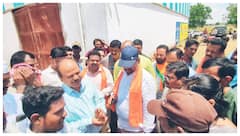 కుమ్రం భీం ఆసిఫాబాద్ జిల్లాలో వడ్ల కొనుగోళ్లలో జాప్యంపై రైతుల ధర్నా- మద్దతు తెలిపిన సిర్పూర్ ఎమ్మెల్యే హరీష్ బాబు