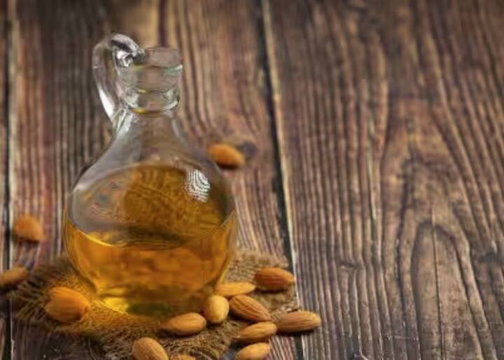 ਗਰਮ ਤੇਲ ਨਾਲ ਮਾਲਿਸ਼ ਕਰੋ: ਹਫ਼ਤੇ ਵਿੱਚ ਦੋ ਵਾਰ, ਨਾਰੀਅਲ, ਬਦਾਮ ਜਾਂ ਅਰੰਡੀ ਤੇਲ ਨੂੰ ਹਲਕਾ ਜਿਹਾ ਗਰਮ ਕਰੋ ਤੇ ਸਿਰ ਦੀ ਮਾਲਿਸ਼ ਕਰੋ। ਇਹ ਖੂਨ ਦੇ ਗੇੜ ਨੂੰ ਬਿਹਤਰ ਬਣਾਉਂਦਾ ਹੈ ਅਤੇ ਵਾਲਾਂ ਦੀਆਂ ਜੜ੍ਹਾਂ ਨੂੰ ਪੋਸ਼ਣ ਦਿੰਦਾ ਹੈ, ਜਿਸ ਨਾਲ ਵਾਲਾਂ ਦਾ ਝੜਨਾ ਘੱਟ ਜਾਂਦਾ ਹੈ।